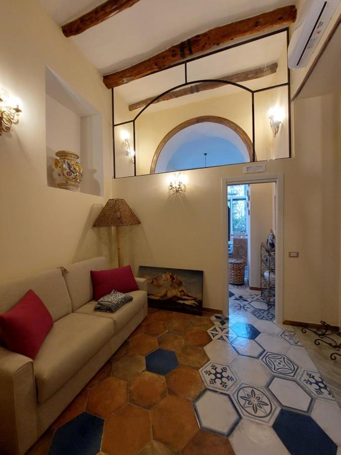 Dimora Storica "Le Stanze Di Dioniso" Villa Naples Exterior photo